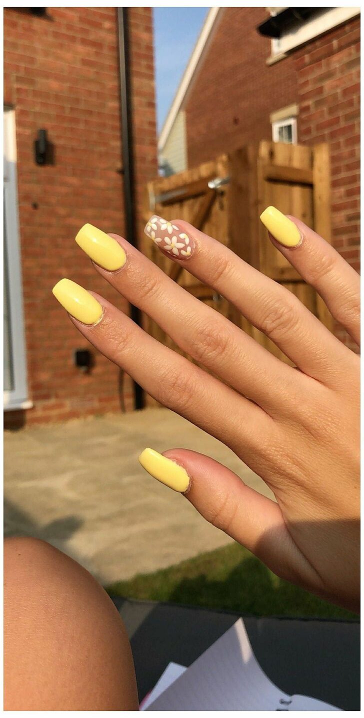 Paznokcie W Pastelowych żółtych Kwiatach Paznokci Z żółtymi Kwiatami